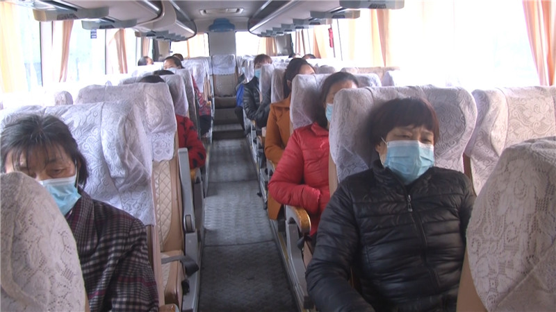 鹤城区人社局组织专车送农民工上岗复工.mp4_20200331_150905.990.jpg