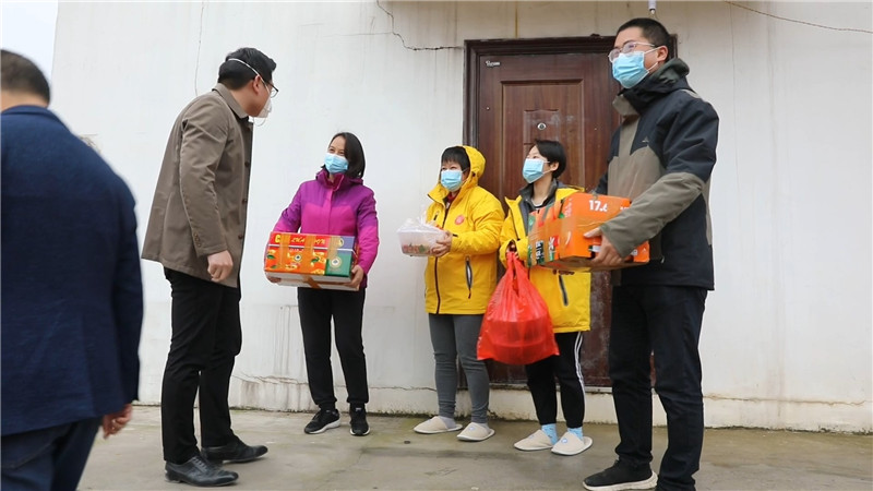 爱心企业赠送美食向抗疫英雄致敬.mp4_20200331_151756.716.jpg