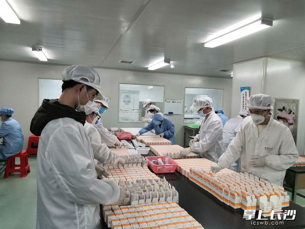 圣湘生物加班加点生产新型冠状病毒2019-nCoV核酸检测试剂盒。