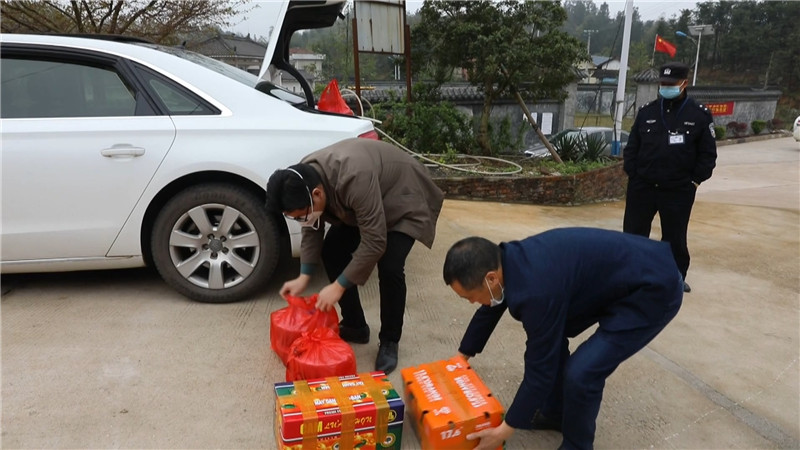 爱心企业赠送美食向抗疫英雄致敬.mp4_20200331_151631.254.jpg