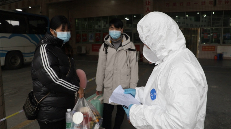 点对点专车共接鹤城381名滞鄂老乡回家.mp4_20200331_150227.677.jpg