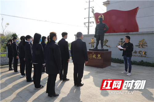 听讲解员讲解鲁易生平 (4).jpg