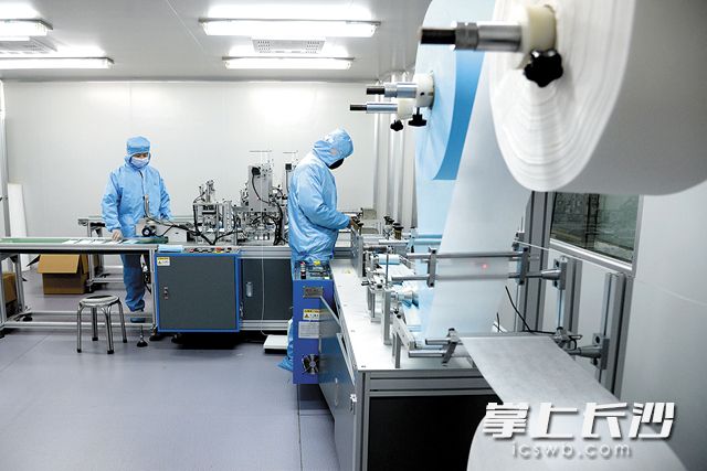 迪斯生物全自动口罩生产线运转起来了。吴梦珊 摄