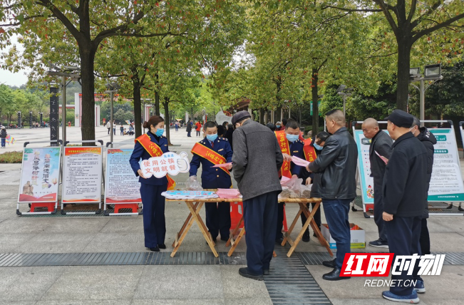 图为该局工作人员在西苑公园向过往群众赠送公筷发放宣传册倡导使用“公筷”.png