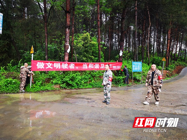 5、森林公安局联合乡政府开展森林防火宣传.jpg