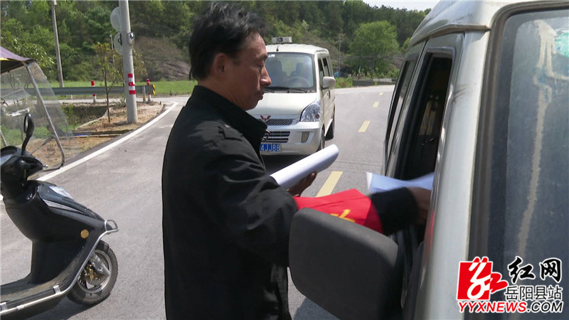 检查过往车辆.jpg