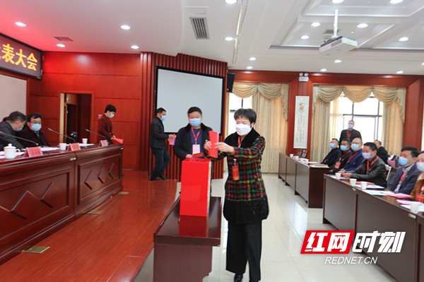 龚美爱局长带头投票.JPG
