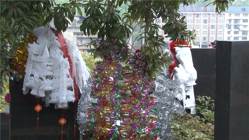 怀化市发布文明祭扫共同战“疫”倡议书（半成品）.mp4_20200403_163306.733.jpg