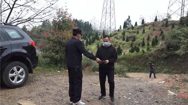 引导文明扫墓.mp4_20200403_173010.625.jpg