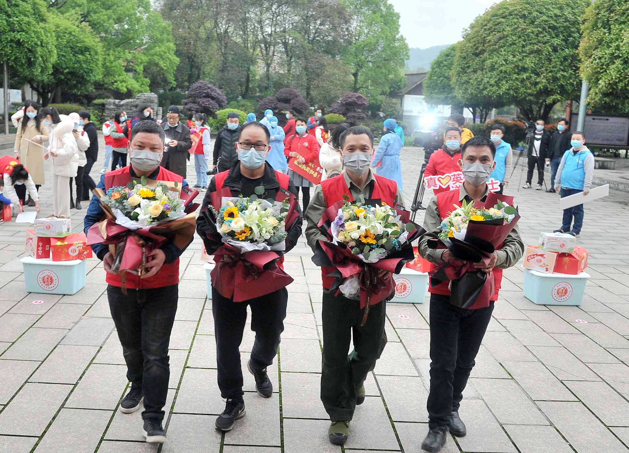 4位“逆行者”平安返回长沙。从图左至右4人分别为：何刚、李亮、李海军、车爱飞。