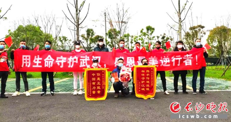 　　3月31日上午，武汉相关部门、组织和志愿者代表为郑能量（前中）送行。受访者供图