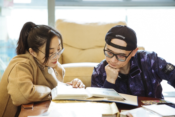 傅首尔老刘重翻旧婚纱相册.jpg