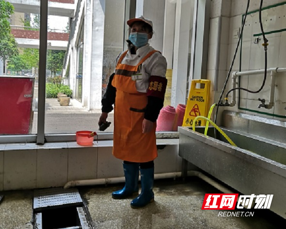 （长郡芙蓉中学2020年上学期）志愿者食堂职工清洗沟盖.jpg