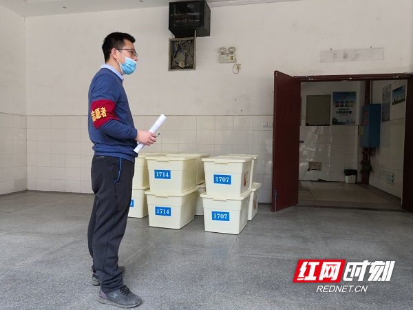 （长郡芙蓉中学2020年上学期）志愿者郭江林主任中午在一楼楼梯口组织清点各班餐盒数量.jpg