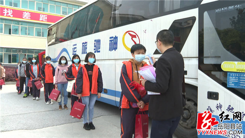 排队上车.jpg 排队上车.jpg