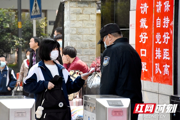 进校门前必须出示健康卡。.jpg