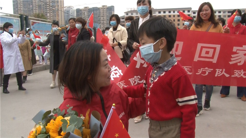 市第四人民医院8名队员回家.mp4_20200408_143358.355.jpg