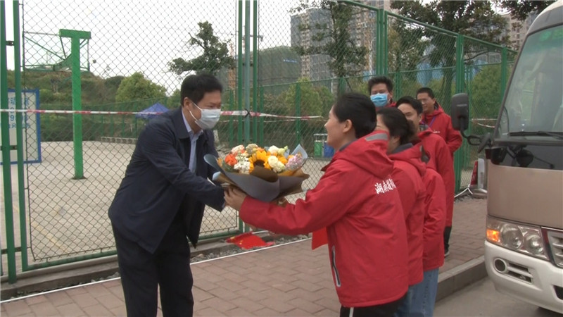 市第四人民医院8名队员回家.mp4_20200408_143316.044.jpg