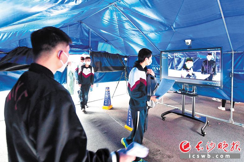 　　明德天心中学入口处，红外热成像测温仪在监测返校学生体温。长沙晚报全媒体记者 王志伟 摄