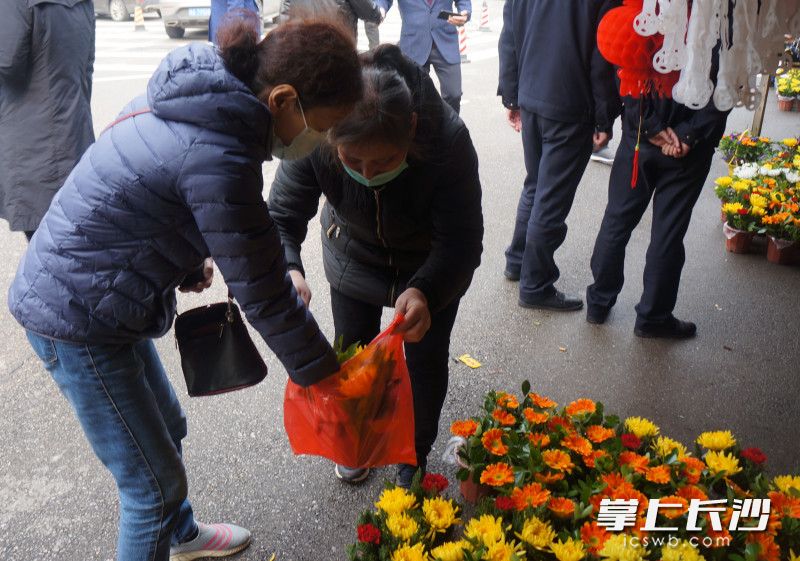 购买鲜花寄托哀思成为前来祭扫市民的首选。