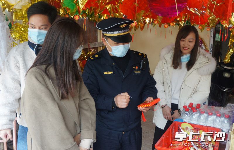 城管执法人员对潇湘陵园周边门店开展巡查。电子鞭炮等环保祭祀用品成为主流。均为全媒体记者 唐朝昭 摄