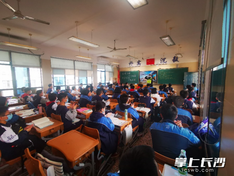 开学首日，天心交警一中队民警杨先慈向长郡中学学生上交通安全宣讲课。