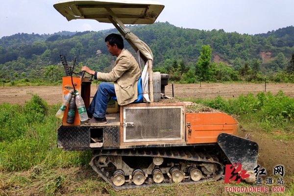 农民驾驶旋耕机在抓紧整地.jpg