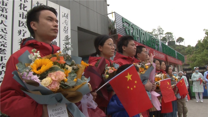 市第四人民医院8名队员回家.mp4_20200408_143547.948.jpg