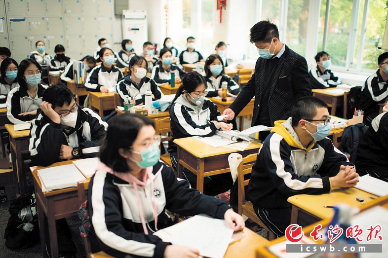 4月7日，长沙市一中高三学子返校复学。这是班主任在教室对学生进行第二次体温检测。均为长沙晚报全媒体记者 黄启晴摄