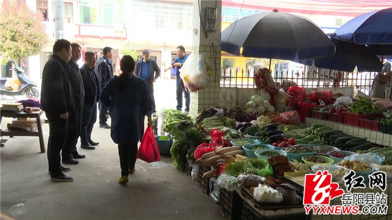 工作人员查看公田农贸市场整治工作情况000001.jpg 工作人员查看公田农贸市场整治工作情况000001.jpg