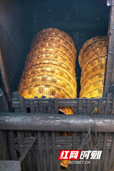 15、编好的竹箩筐还要放在伙房里薰烤四个月才能成型出品。_副本.jpg 15、编好的竹箩筐还要放在伙房里薰烤四个月才能成型出品。_副本.jpg