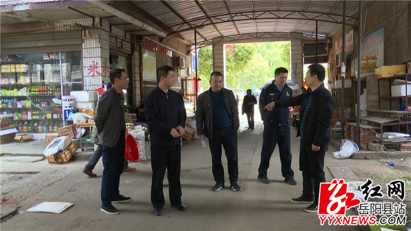 工作人员查看9634临时菜市场整治工作情况.jpg 工作人员查看9634临时菜市场整治工作情况.jpg