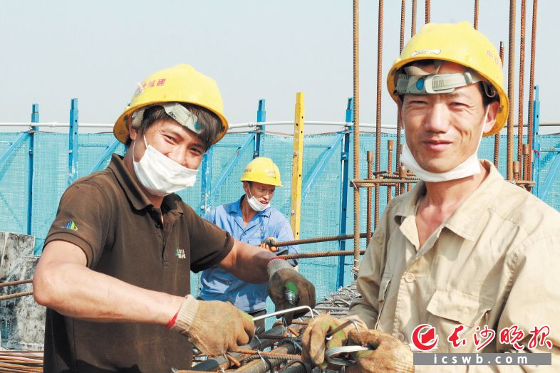 　　回到长沙复工，湖北籍工人很开心。　　长沙晚报 通讯员　　陈卫 供图