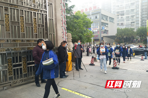 学生经过红外测温通道.jpg