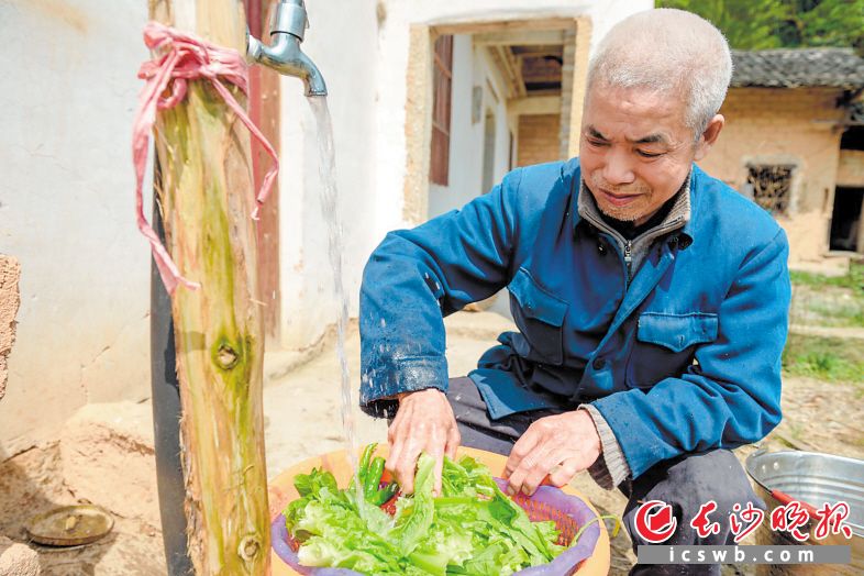 　　泉眼附近建好了水塔，铺设好了水管，潺潺的山泉水就这样进入了6户人家。　　长沙晚报全媒体记者 陈飞 摄