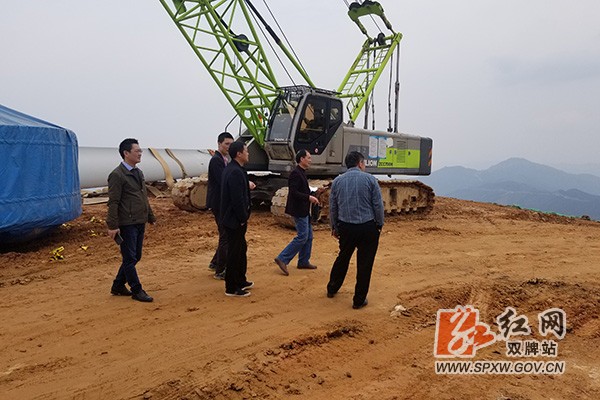 h双牌县市监局检查辖区内履带起重机（70吨）.jpg