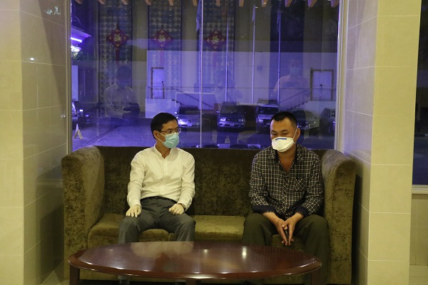 4月7日晚，驻塞拉利昂大使胡张良前往看望张静静的丈夫、塞拉利昂唐克里里铁矿公司（投资项目）员工韩文涛。  中国驻塞拉利昂大使馆官网 图