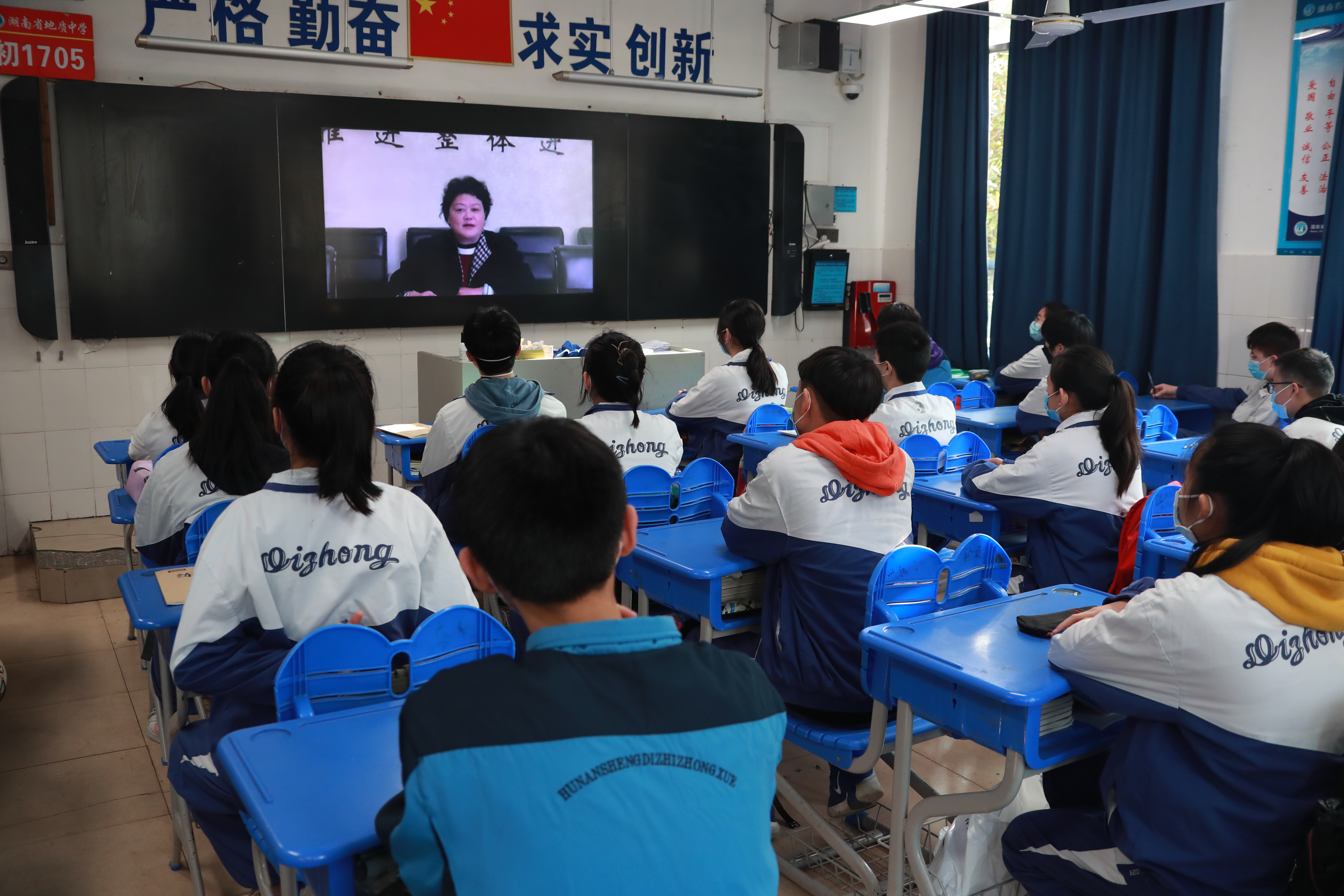 今日下午，湖南省地质中学寄宿生的开学第一课就是如何防疫保持自身安全。