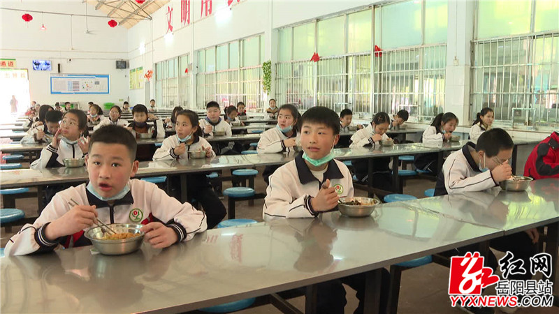 县八中分餐制.jpg