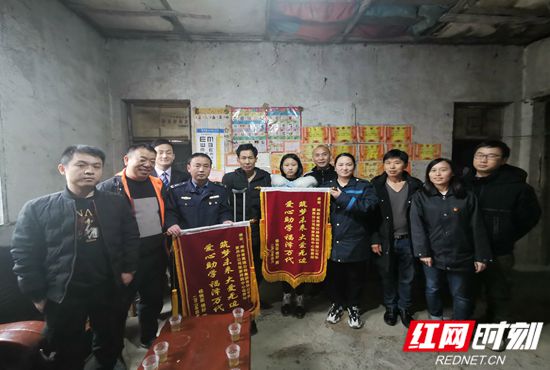 爱心助学圆学梦,扶贫帮困暖人心——张家界西中心收费站学雷锋志愿活动(张家界西收费站刘可欣)4_副本.jpg 爱心助学圆学梦,扶贫帮困暖人心——张家界西中心收费站学雷锋志愿活动(张家界西收费站刘可欣)4_副本.jpg