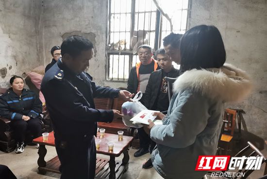 爱心助学圆学梦,扶贫帮困暖人心——张家界西中心收费站学雷锋志愿活动(张家界西收费站刘可欣)2_副本.jpg 爱心助学圆学梦,扶贫帮困暖人心——张家界西中心收费站学雷锋志愿活动(张家界西收费站刘可欣)2_副本.jpg