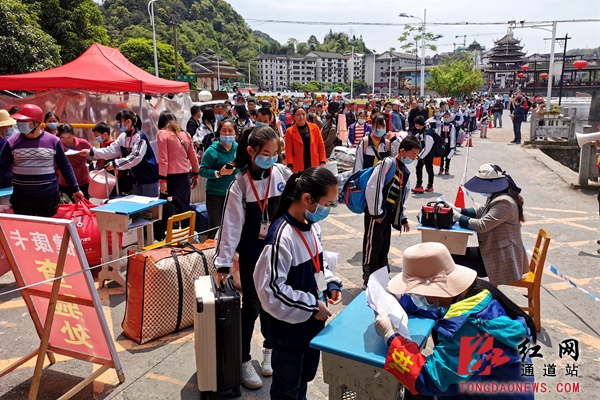 1.4月13日，在通道芙蓉学校，学生正在排队接受检测后入校_副本.jpg