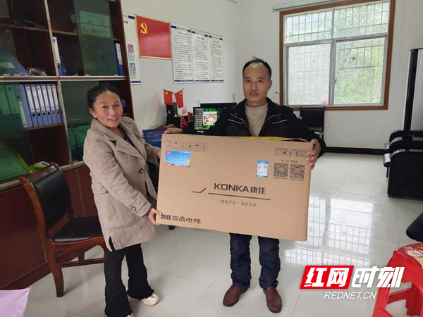 给贫困户送上温暖2.jpg 给贫困户送上温暖2.jpg