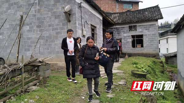 石珍花入村入寨了解贫困户发展需求.jpg 石珍花入村入寨了解贫困户发展需求.jpg