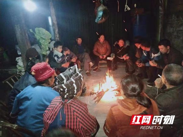 石珍花正动员贫困户发展产业.jpg 石珍花正动员贫困户发展产业.jpg