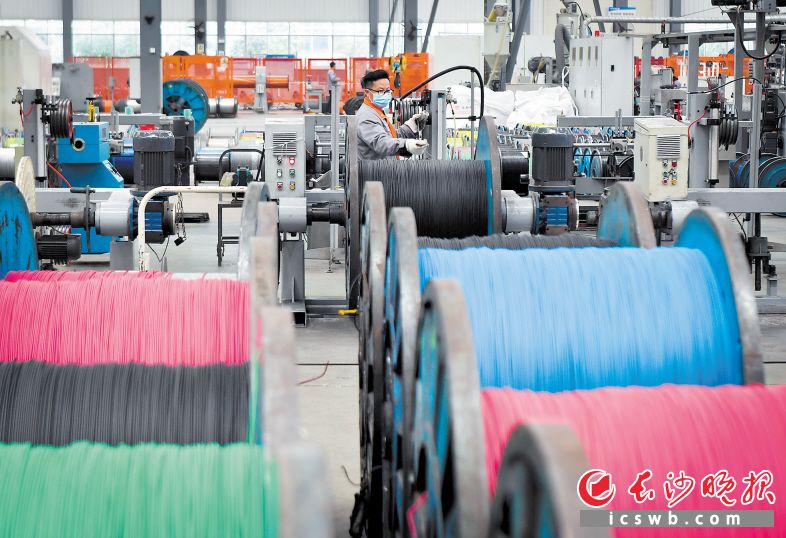 　　为满足市场需求增长，恒飞电缆长沙基地复工后，正在抓紧生产。长沙晚报全媒体记者 邹麟 摄