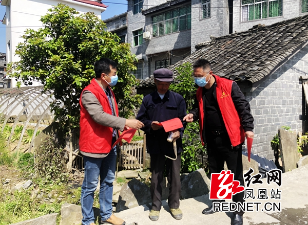 向村民开展爱卫宣传.jpg