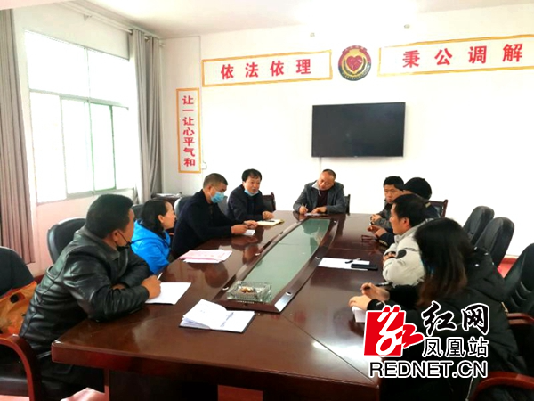 田春书记（左四）带队在阿拉营镇调研疫情期间矛盾纠纷调解工作。.jpg
