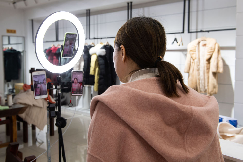 3月2日,商户聘请的模特在芦淞金轮国际服装市场做网络直播.