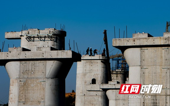 鐵塔高聳 機器轟鳴 懷化鐵路建設快馬加鞭